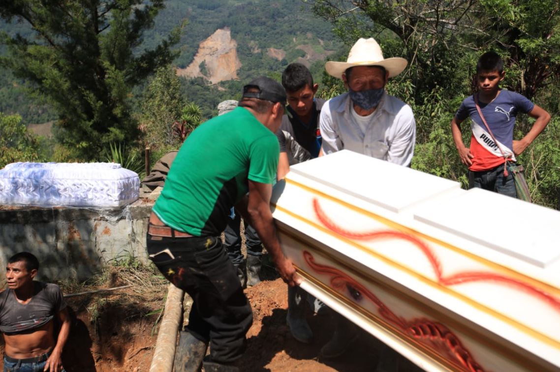Sepultan a las primeras víctimas del derrumbe en la aldea Quejá, San Cristóbal Verapaz