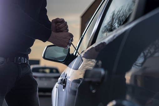 Conductor de auto hurtado se vuelca y roba otro carro a una persona que le brindó ayuda