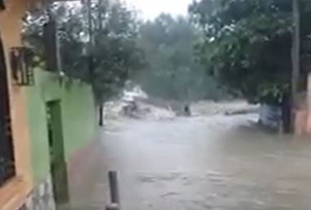 Video: el dramático momento en el que un puente bailey es arrastrado por un río en Zacapa