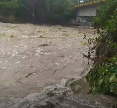 “Esto es un caos”: Teculután está ante la amenaza de un ríos crecidos y sin agua entubada