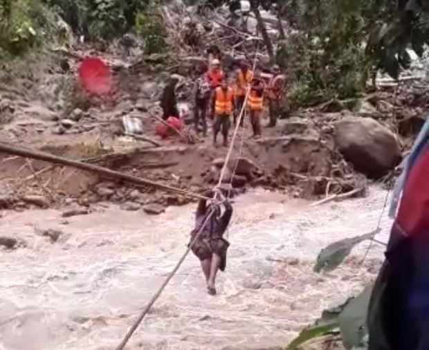 En tirolesa: así rescataron a 60 personas que habían quedado aisladas en Cuilco, Huehuetenango