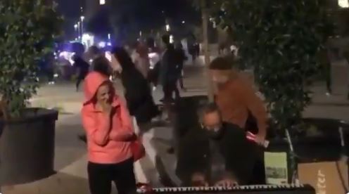 Video: estallan los disturbios en Barcelona y un pianista continuó interpretando su melodía