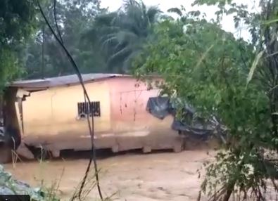 Vea en video el momento exacto en que una vivienda es destruida por la fuerza del río y las lluvias de Iota en Izabal