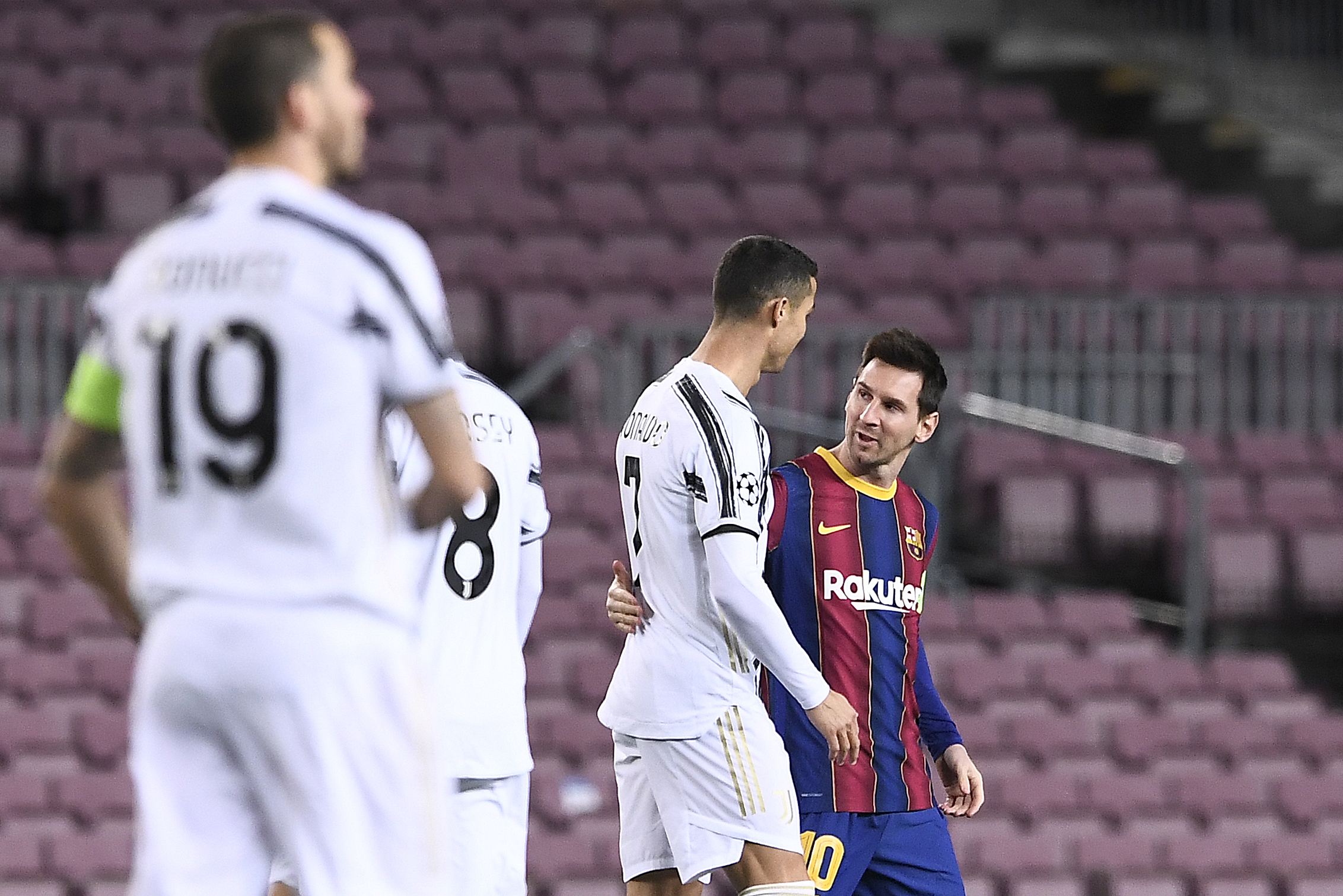 Cristiano Ronaldo noquea a Messi, la Juve pasa como primera a octavos de Champions y los memes destrozan al Barcelona