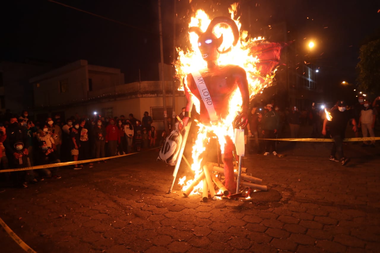 Quema del diablo: guatemaltecos celebran en tiempos de pandemia