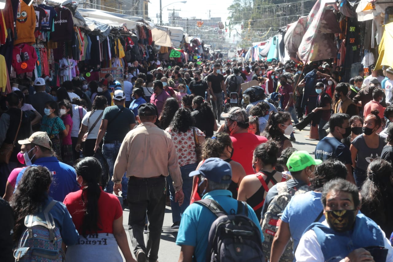 Vea: Capitalinos se aglomeran en las calles por compras navideñas (y no toman distancia)