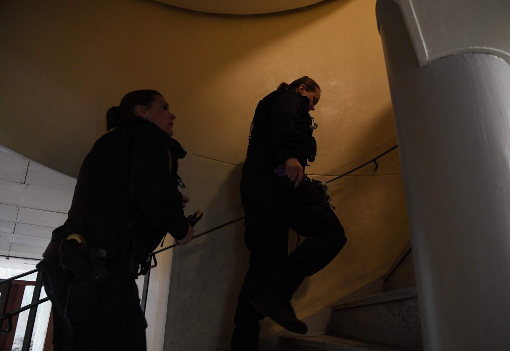 Herido y sin dientes: hombre fue secuestrado por casi 30 años por su propia madre