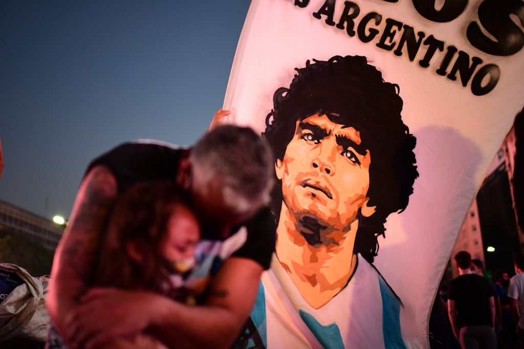 Una hija de Diego Maradona le dice “Bajá un ratito, solo un abrazo”