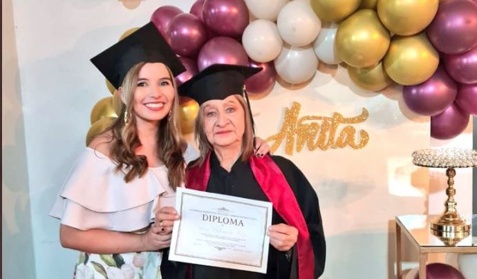 Mujer de 84 años se gradúa de bachiller y su nieta lo celebra en redes sociales