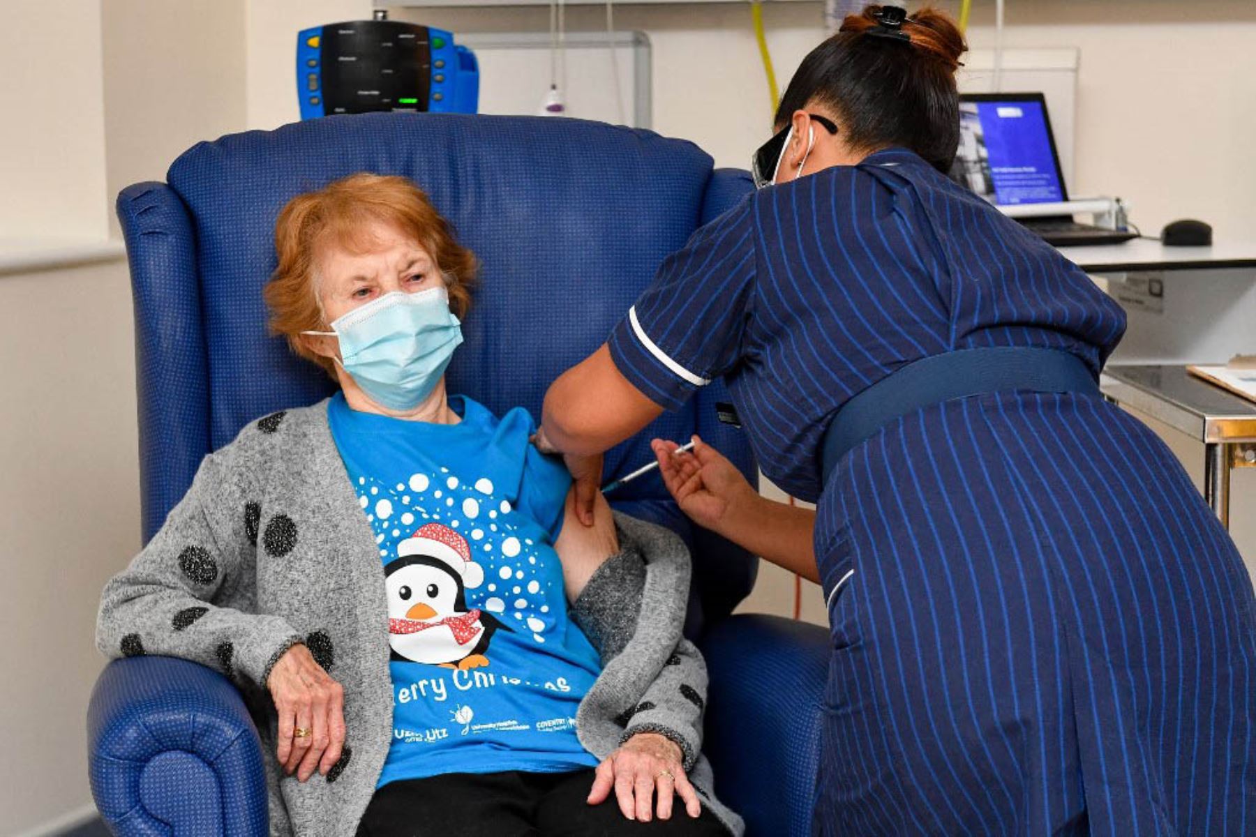 Una abuelita fue la primera persona vacunada contra el coronavirus en Inglaterra