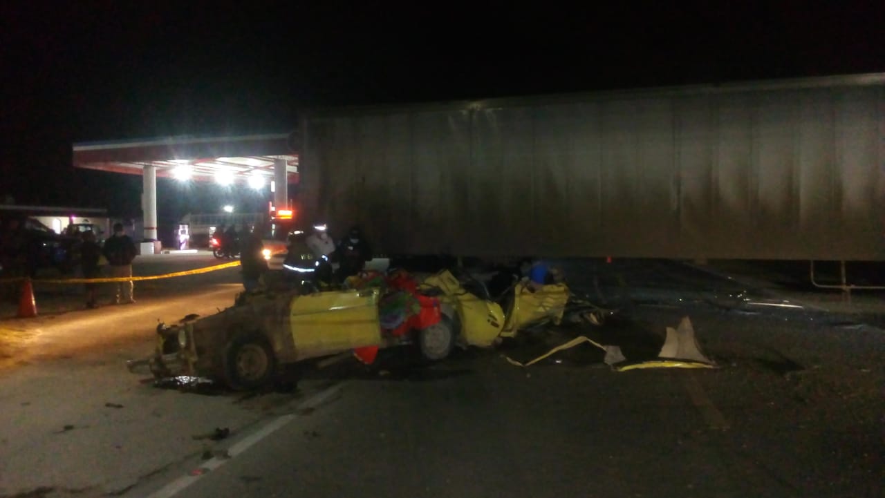 Cuatro mueren en un accidente de un taxi y un tráiler en Petén