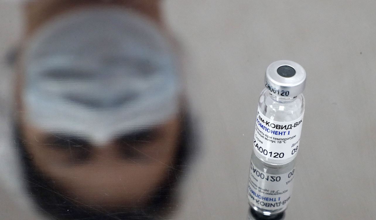 AstraZeneca investigará combinar su vacuna contra covid-19 con la Sputnik y podría ayudar para mejor protección