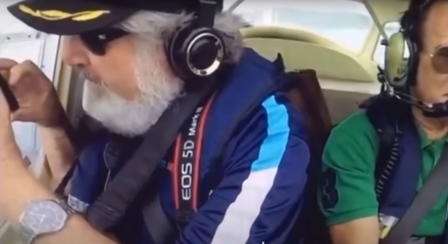 VIDEO: Se le cae el teléfono por la ventana de una avioneta y horas después lo encontró intacto