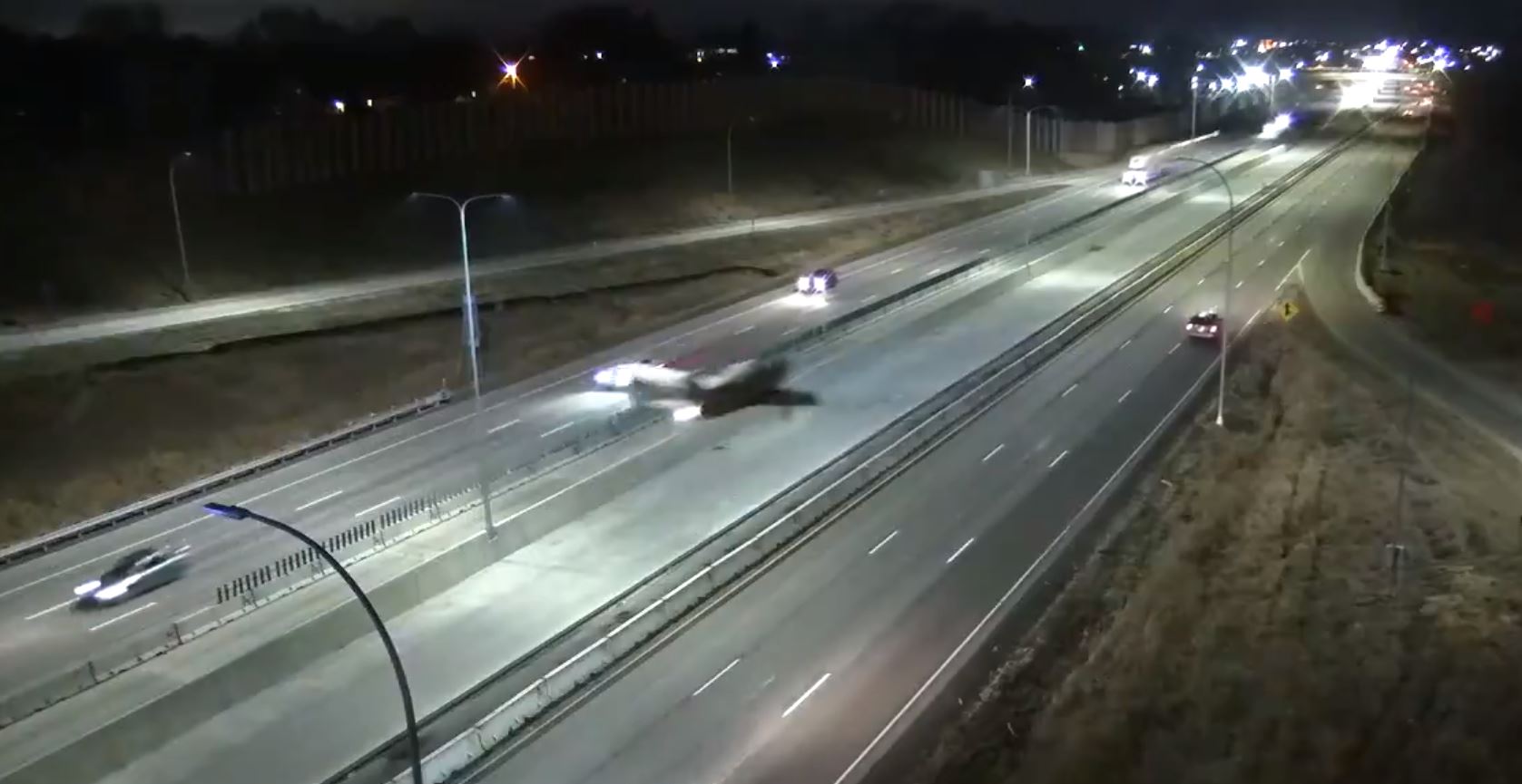VIDEO: el impresionante momento en que una avioneta aterriza de emergencia en una carretera
