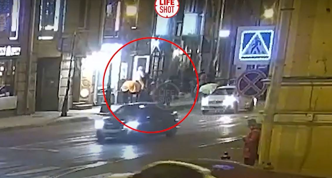 VIDEO: un caballo le arranca la punta de la nariz de un mordisco a un hombre que quiso darle un beso