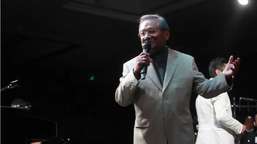 Intuban por coronavirus al compositor mexicano Armando Manzanero, quien el 7 de diciembre cumplió 85 años