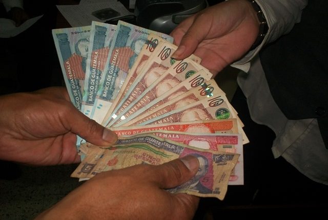 Así puede evitar recibir billetes falsos en la temporada de mayor circulación de efectivo