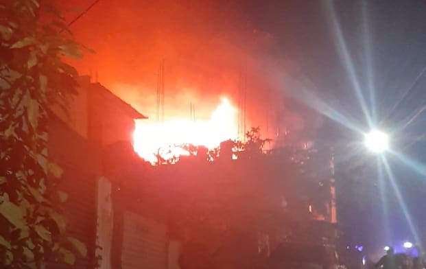 Mujer señala a su esposo de provocar un incendio para matarla a ella y su hijo