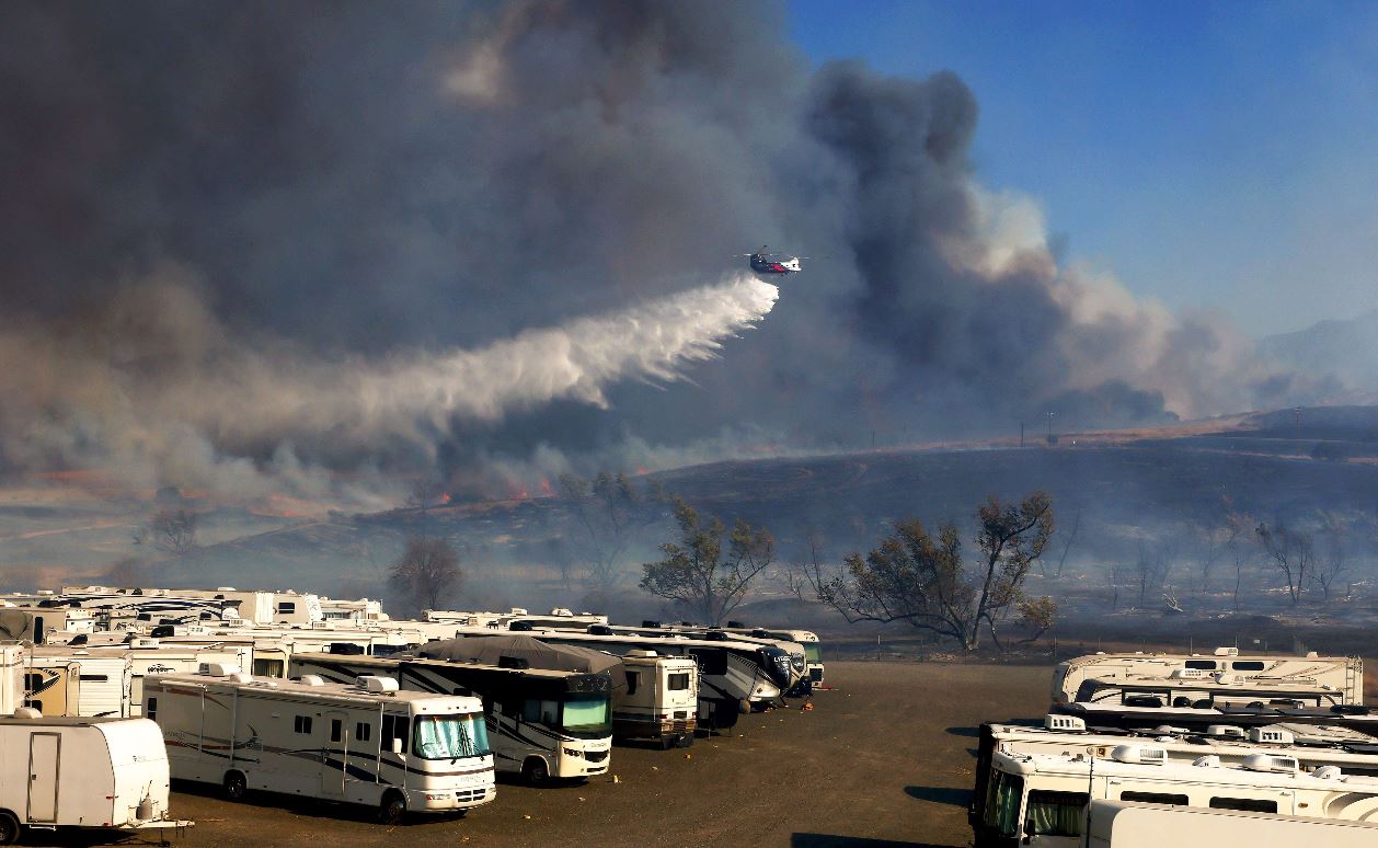 En imágenes: un incendio al sur de Los Ángeles puso en peligro a miles de personas