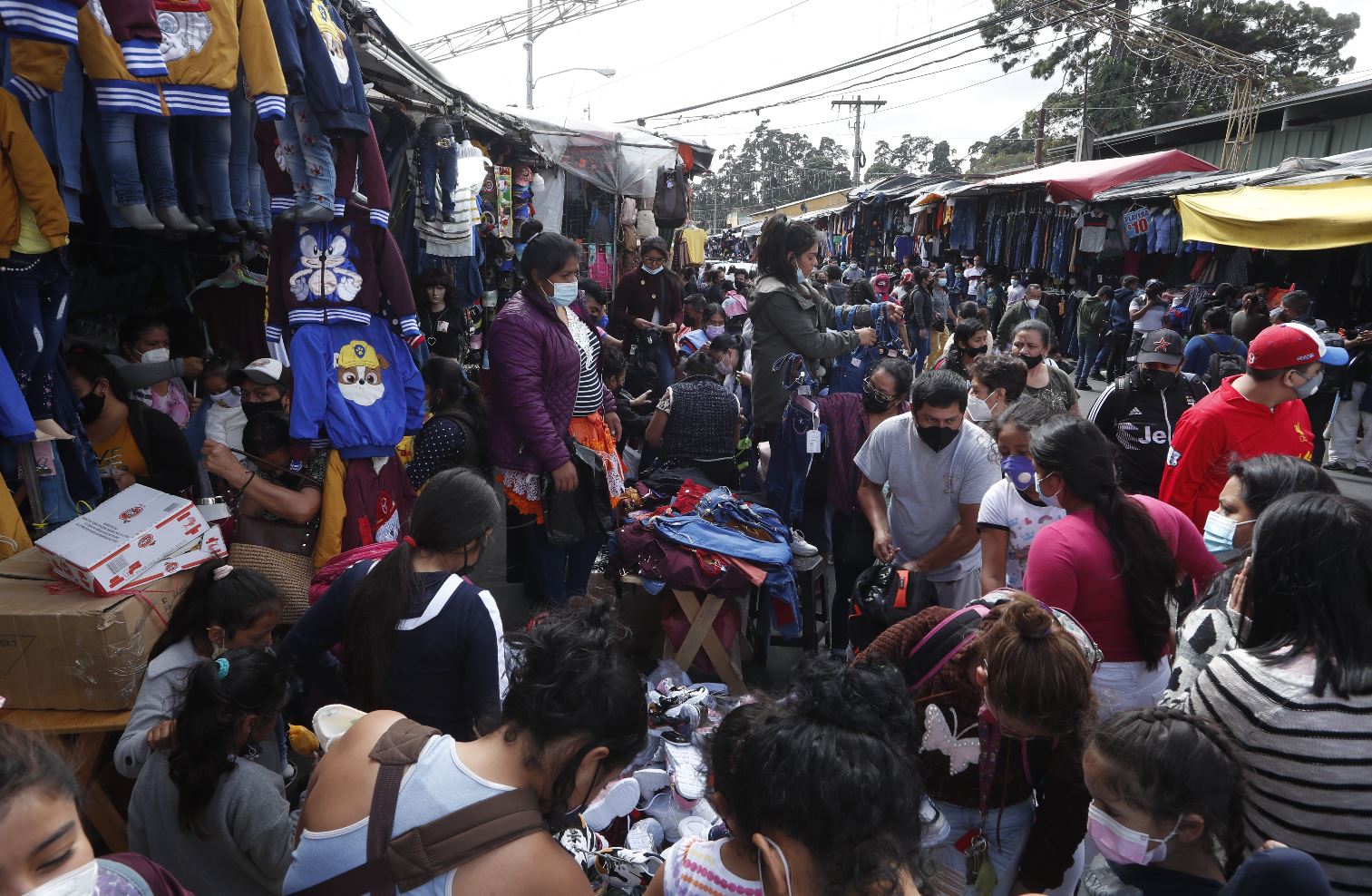 Visitante se retira del mercado El Guarda por aglomeraciones