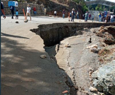 Hundimiento en ruta complica el tránsito en Baja Verapaz