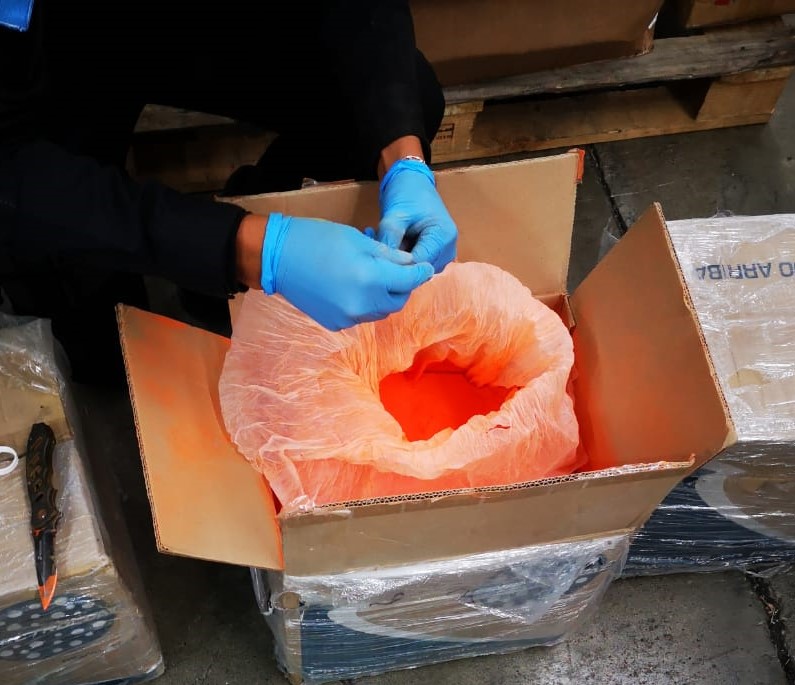 Incautan 418 kilos de cocaína en encomienda que simulaba pintura en polvo