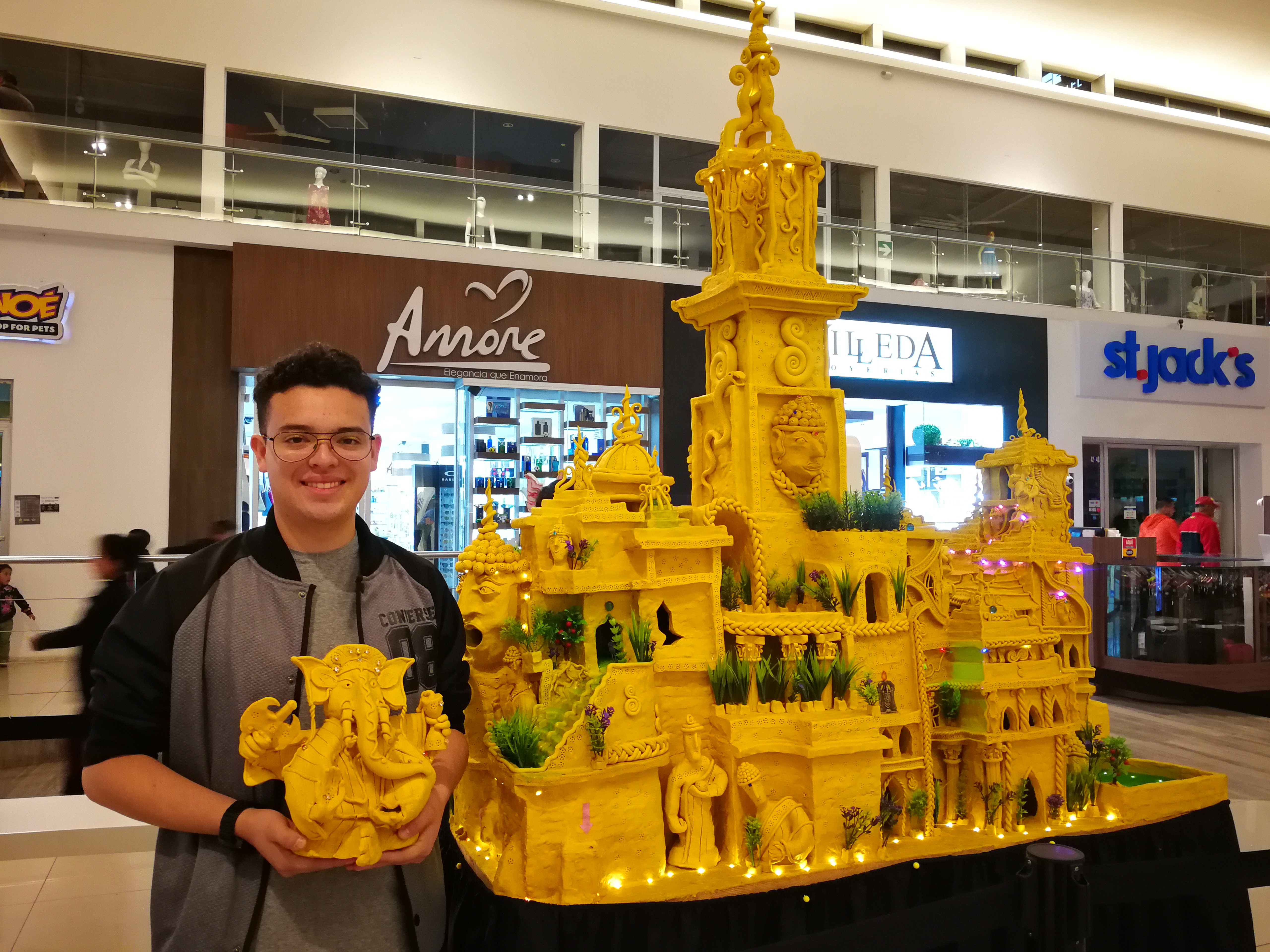 Con maquetas de plasticina de casi una tonelada, joven quetzalteco se abre paso en el mundo del arte