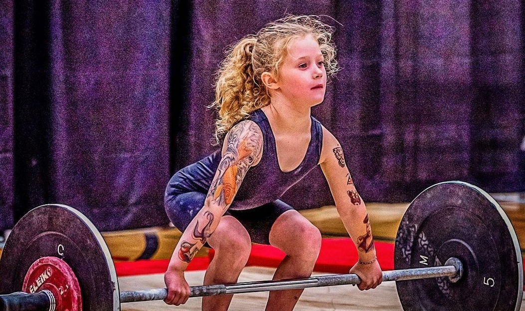 VIDEO: La niña más fuerte del mundo demuestra su poder al levantar 176 libras