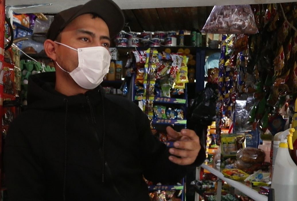 Tendero usa radio transmisores para abastecer de alimentos a médicos