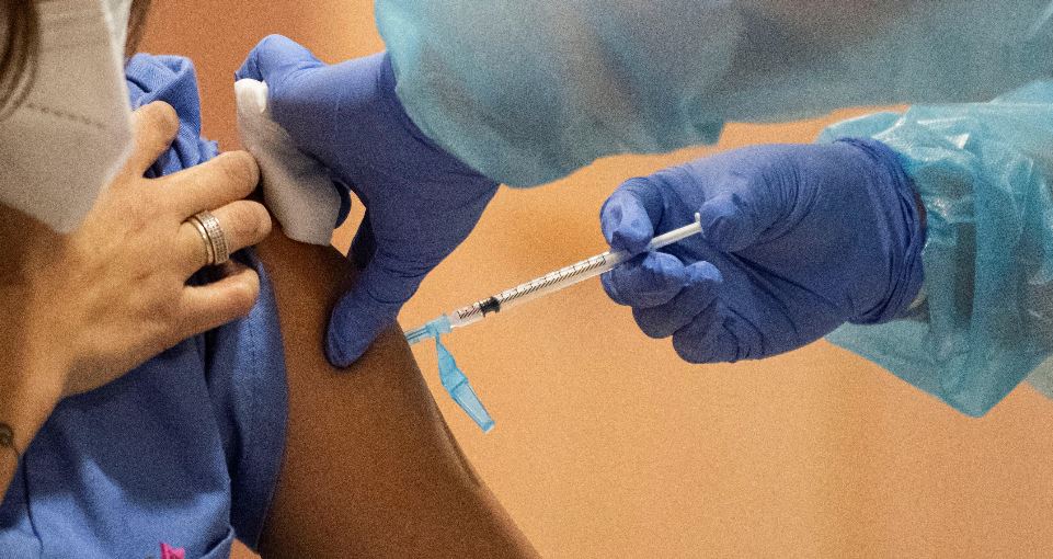 Giammattei afirma que buscan compra directa de vacuna contra el covid-19 y más dosis