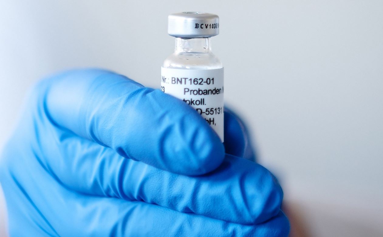 Reino Unido, primer país del mundo en aprobar la vacuna de Pfizer/BioNtech y estará disponible a partir de la próxima semana