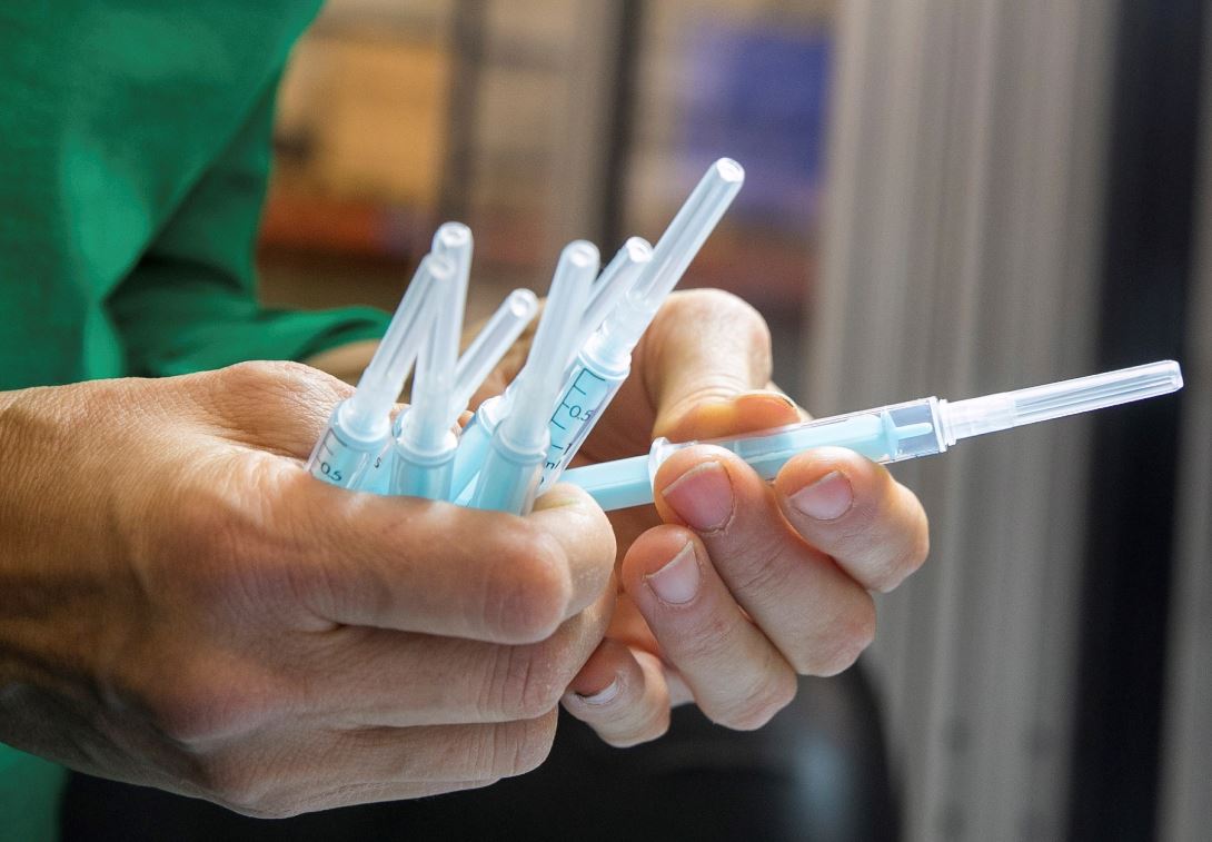 Médico sufre alergia severa tras aplicarse la vacuna de Moderna contra el coronavirus