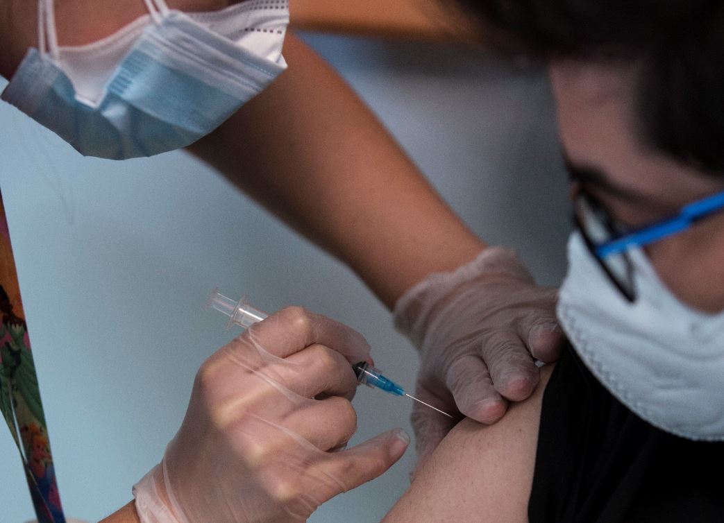 Variantes del covid-19 no requieren reconsiderar eficacia de la vacuna, aunque se esperan estudios más profundos