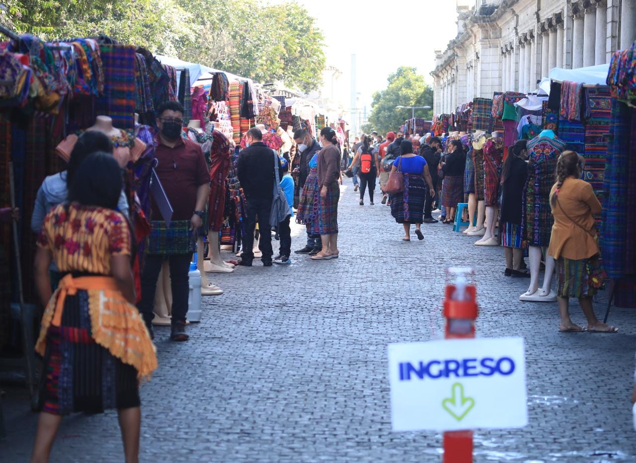 Galería: Familias guatemaltecas hacen compras navideñas de última hora