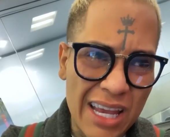 Bajan del avión a cantante cubano que no usaba bien la mascarilla porque “eso no es de Dios”