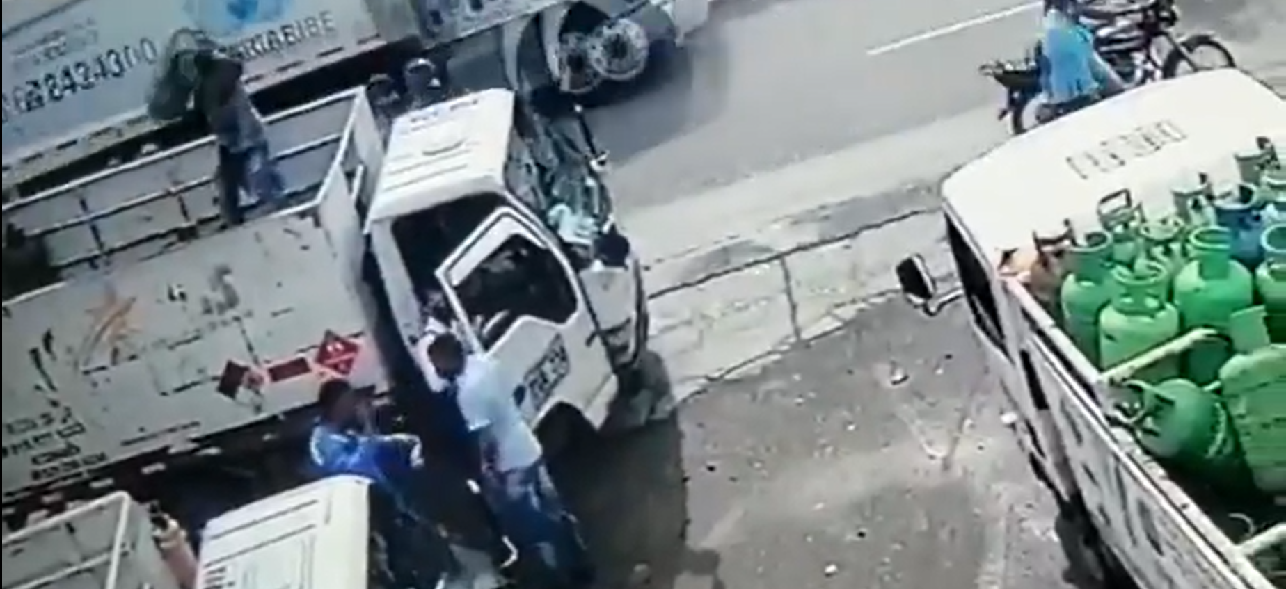 Video: Vendedor de gas con buena puntería tumba a un ladrón y evita un robo