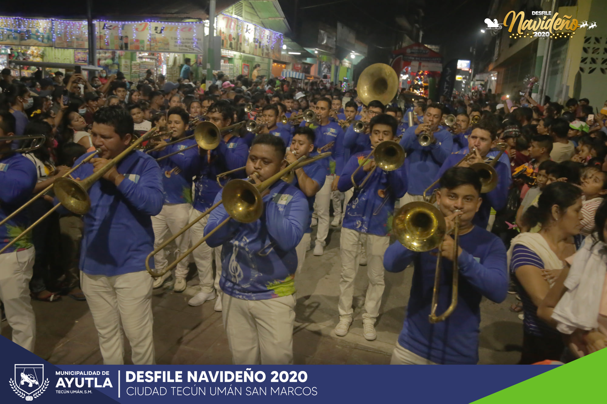 ¿Y la mascarilla? Ayutla se olvida del covid-19 para celebrar el desfile navideño