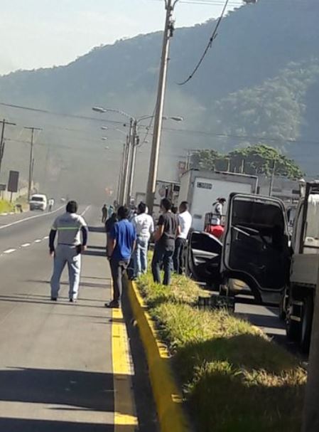 Pobladores bloquean ruta al Pacífico y provocan varios kilómetros de tráfico