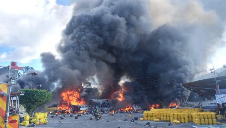 Estas son las impactantes imágenes del incendio de una planta de gas en El Salvador
