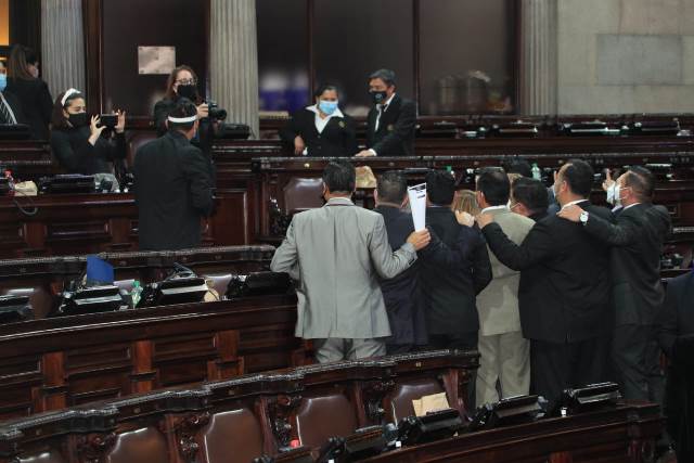 Fotos y abrazos: congresistas se despiden de 2020 sin avances en elección de cortes