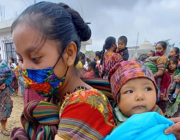 Cientos de niños de Chimaltenango reciben abrigo en Navidad