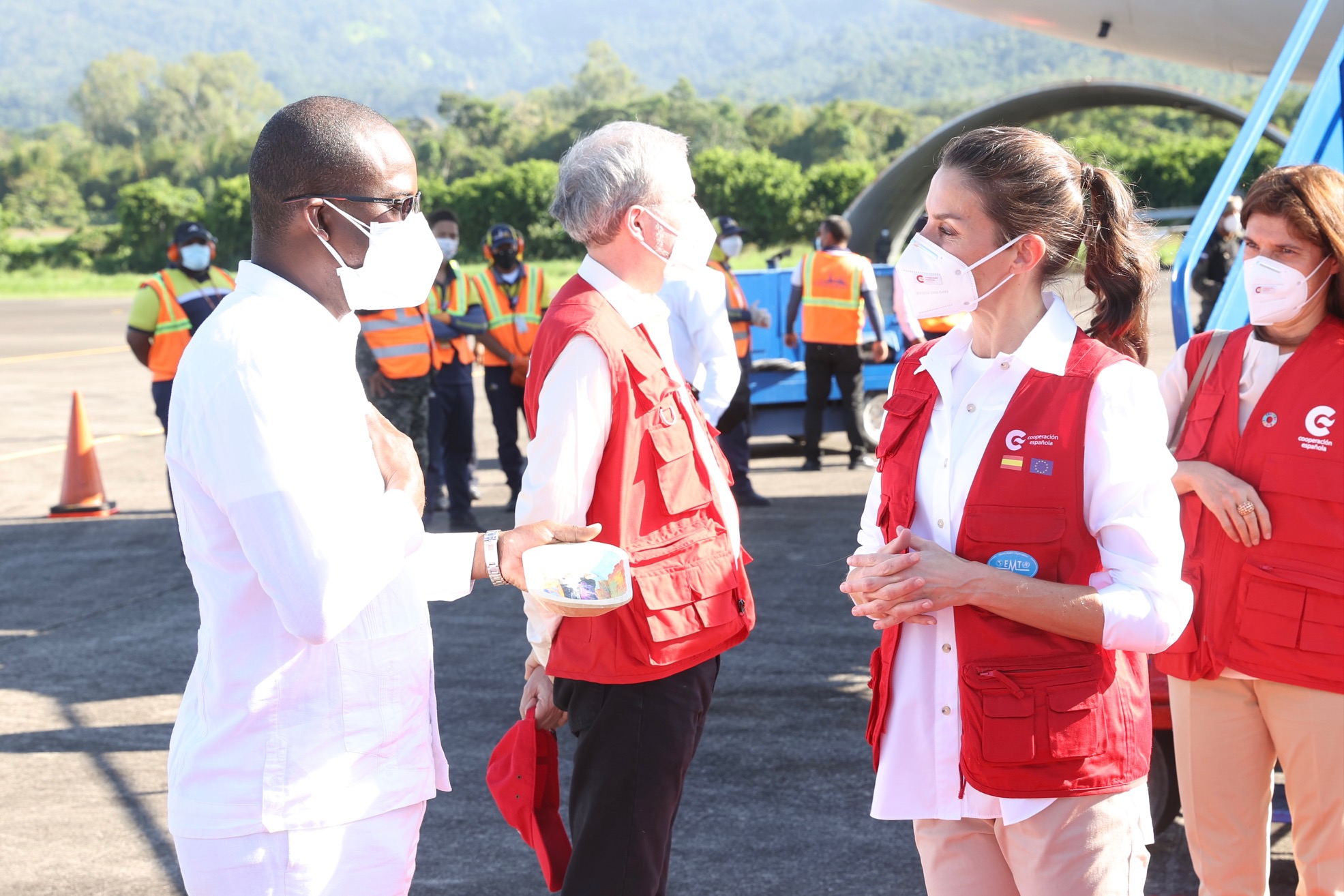 Reina Letizia lleva con toneladas de ayuda humanitaria a Honduras