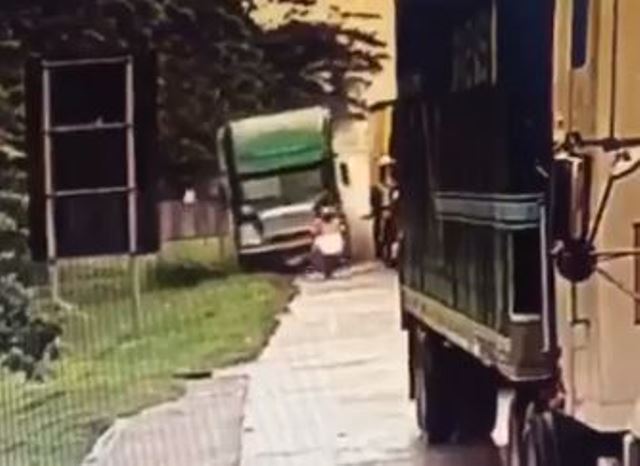 Video: tráiler fuera de control embiste y mata a motorista en Honduras