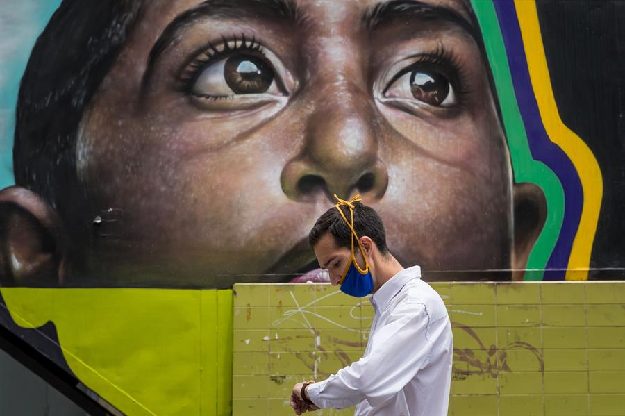 Nuevo estudio revela que las mascarillas bloquean el 99.9% de las gotillas que transmiten el coronavirus
