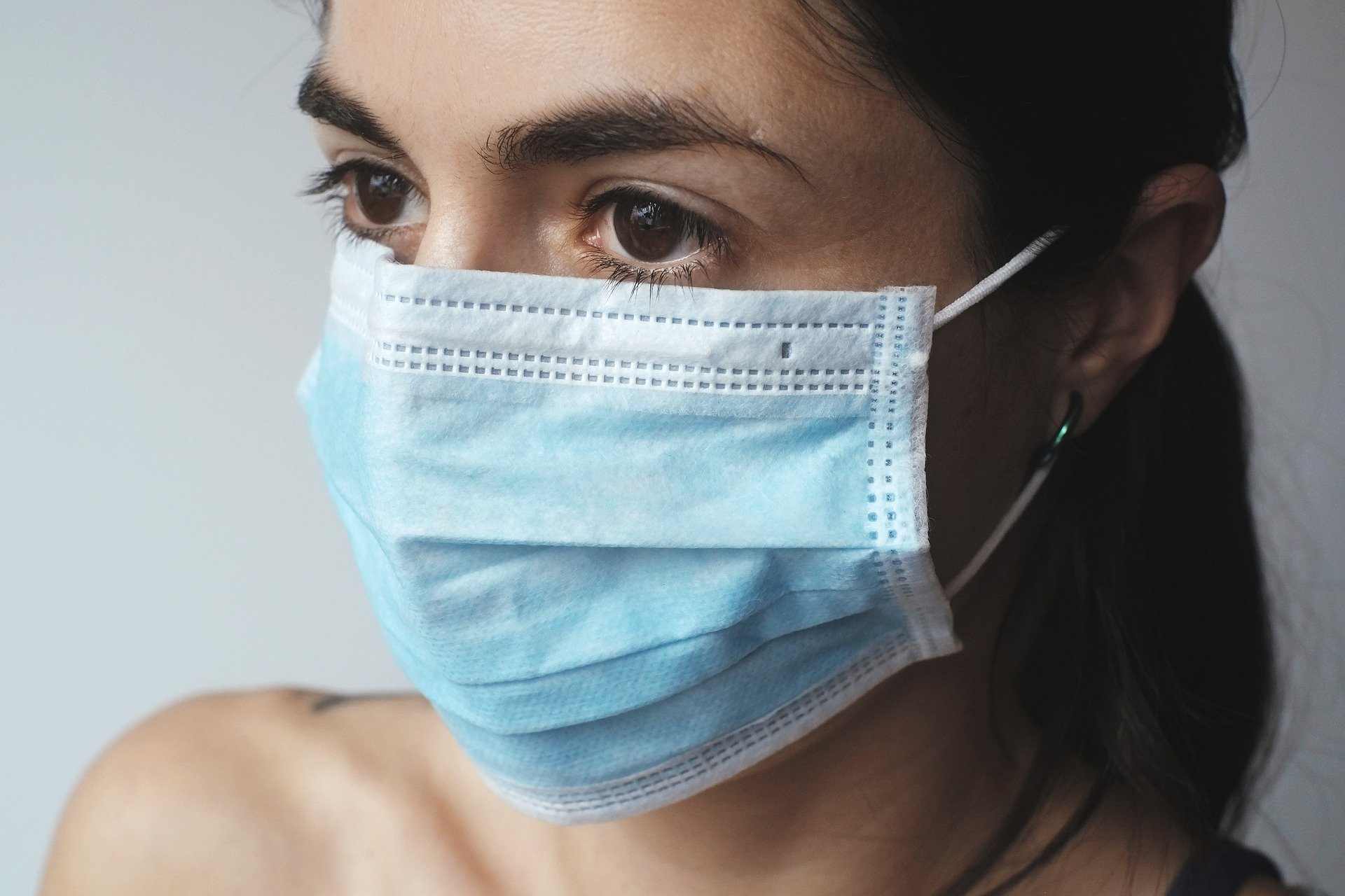 Las mascarillas no evitan la propagación del coronavirus sin distancia social