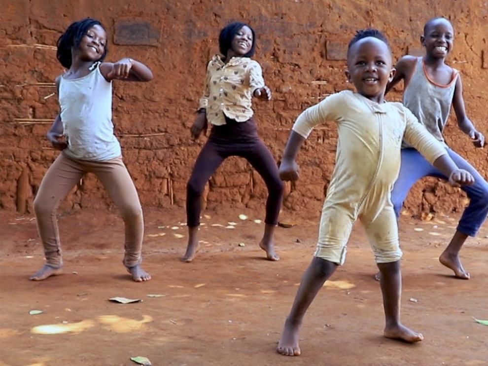 El baile navideño de los niños ugandeses que enloquece al mundo en redes sociales