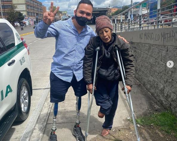 La historia del hombre con prótesis que regala muletas a una mujer en situación de calle