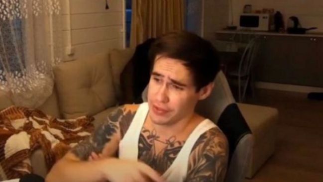 Sin ropa y congelada: YouTuber acepta indignante reto en vivo y deja morir a su novia en Rusia