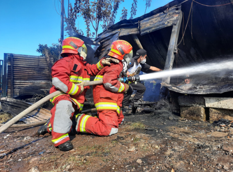 Incendio estructural consume vivienda en la zona 7de Mixco