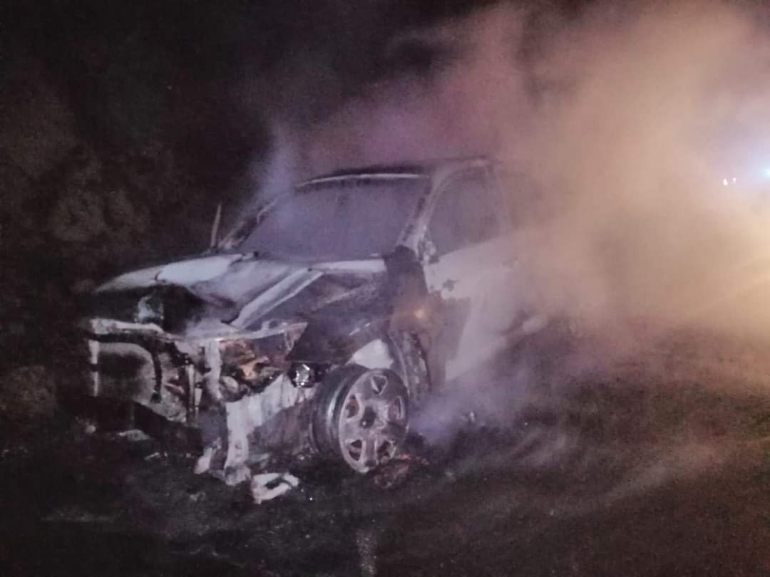 Arrollan a motorista y al intentar escapar su vehículo prende en llamas